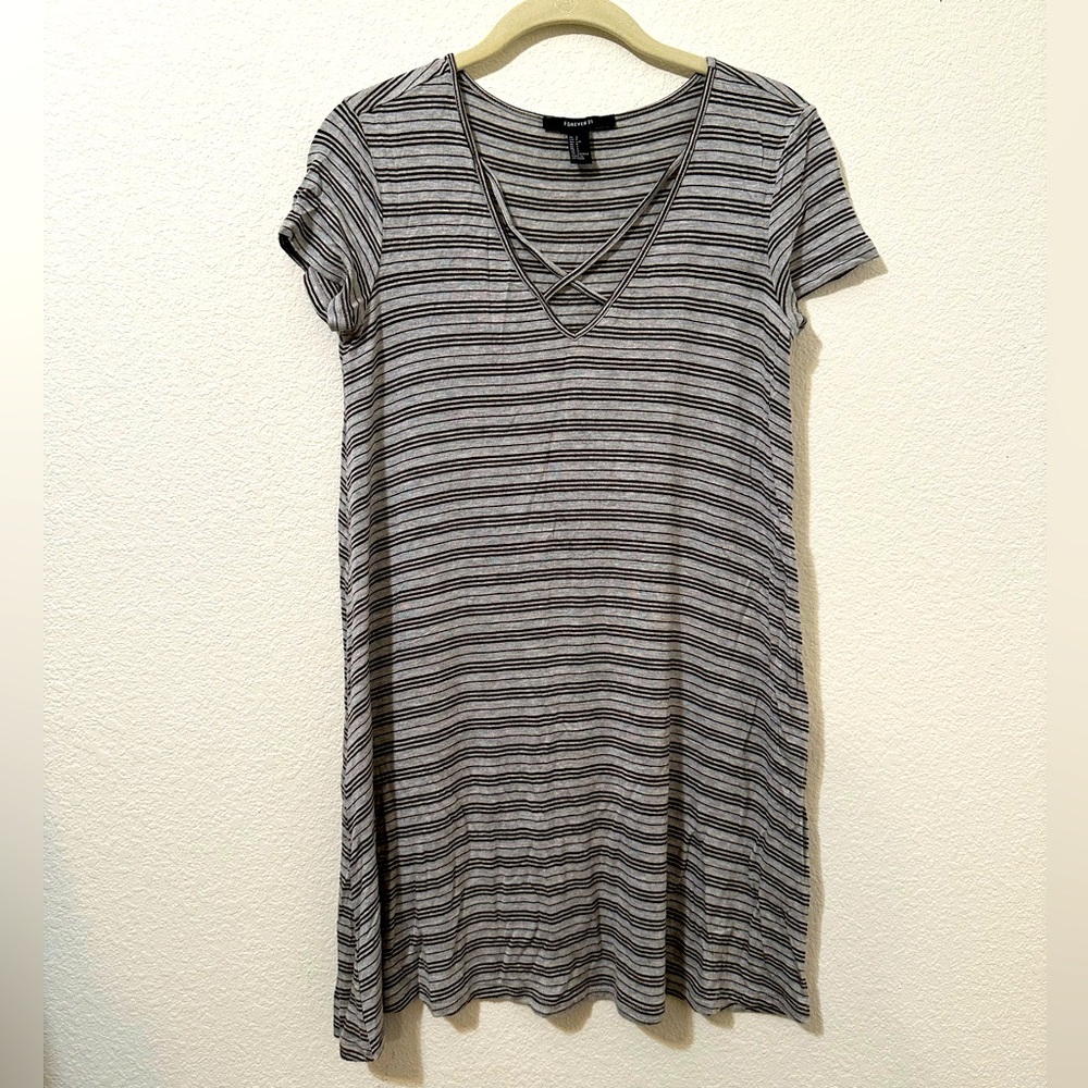 FOREVER 21 Gray Knit Striped Casual T-Shirt Dress w/ X Straps On Chest GUC